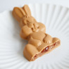 Lapin au chocolat fourré de praliné croustillant et de caramel.