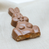 Lapin au chocolat fourré de praliné croustillant et de caramel.