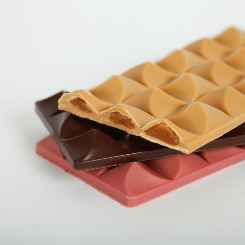 Tablette au chocolat blanc fourrée de caramel au beurre salé à la Vanille de Madagascar Tablette au chocolat blanc fourrée de caramel au beurre salé à la Vanille de Madagascar