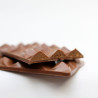 ablette au chocolat au lait fourrée de praliné à l'ancienne.