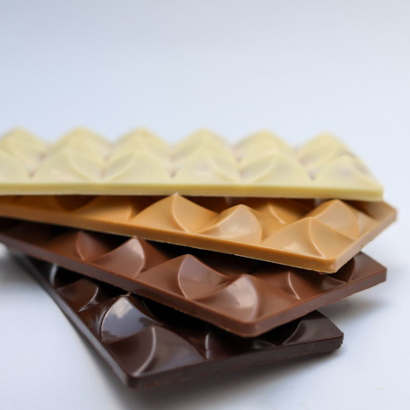 Tablette au chocolat blanc fourrée de caramel au beurre salé à la Vanille de Madagascar Tablette au chocolat blanc fourrée de caramel au beurre salé à la Vanille de Madagascar