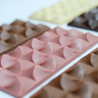 Tablette au chocolat ruby fourrée de caramel à la framboise.