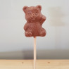 Sucette nounours en chocolat au lait (39% de cacao minimum).