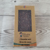 Tablette de chocolat noir (61% de cacao minimum) et fèves de cacao.